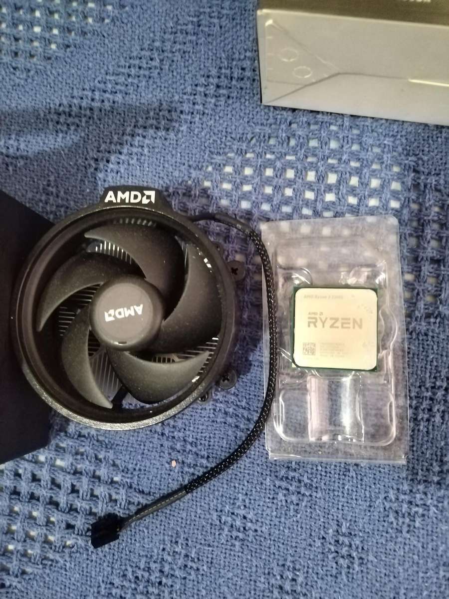 AMD Ryzen 3 3200G CPU with cooling fan