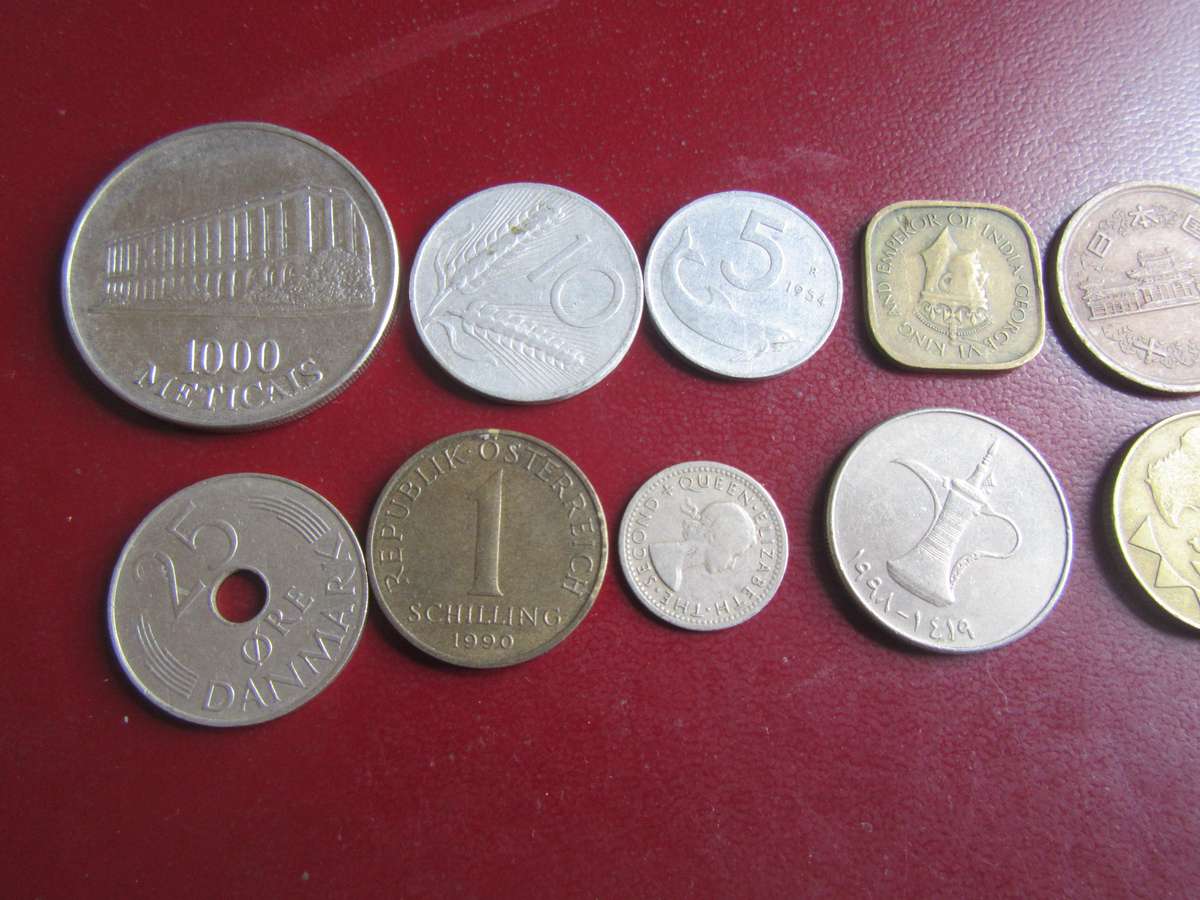 GOOD START FOR THE BEGINNER - 19 INTERNATIONAL COINS - AS PER SCAN - AS10