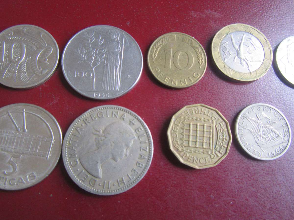 GOOD START FOR THE BEGINNER - 10 INTERNATIONAL COINS - AS PER SCAN - AS19