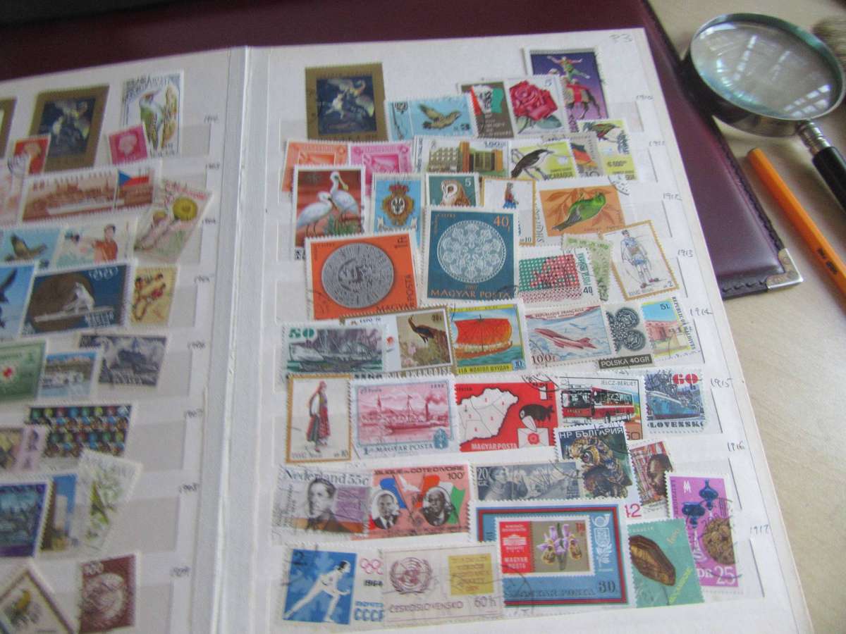 Old Stockbook - 14 pages filled with hundreds of international stamps - Bid per page
