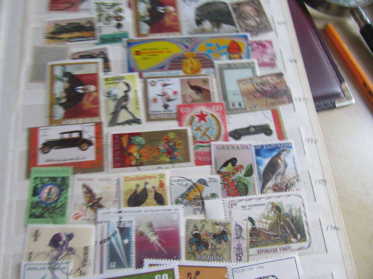 Old Stockbook - 14 pages filled with hundreds of international stamps - Bid per page