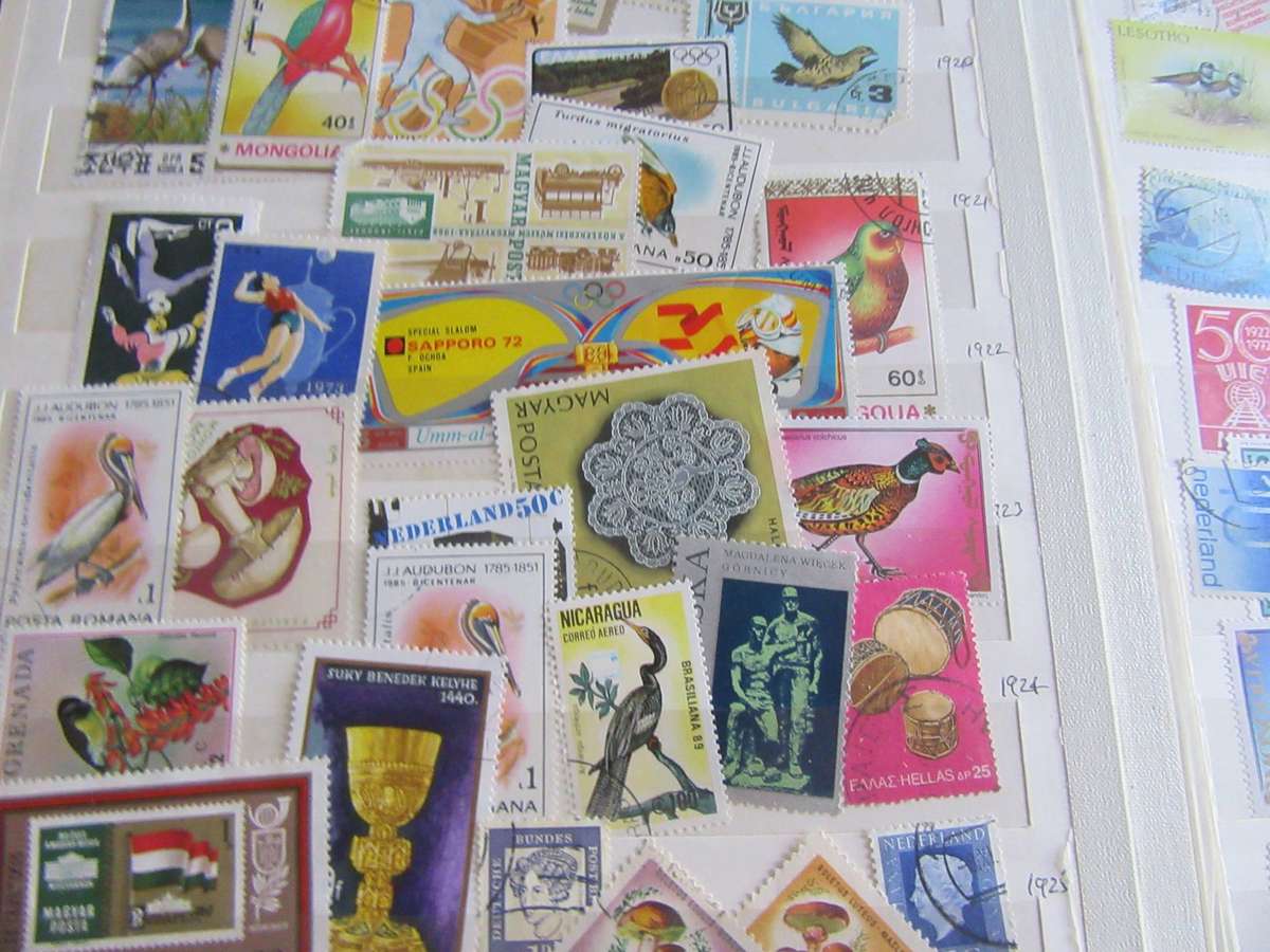 Old Stockbook - 14 pages filled with hundreds of international stamps - Bid per page