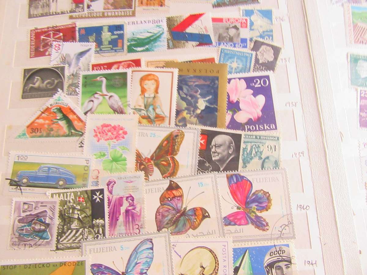 Old Stockbook - 14 pages filled with hundreds of international stamps - Bid per page