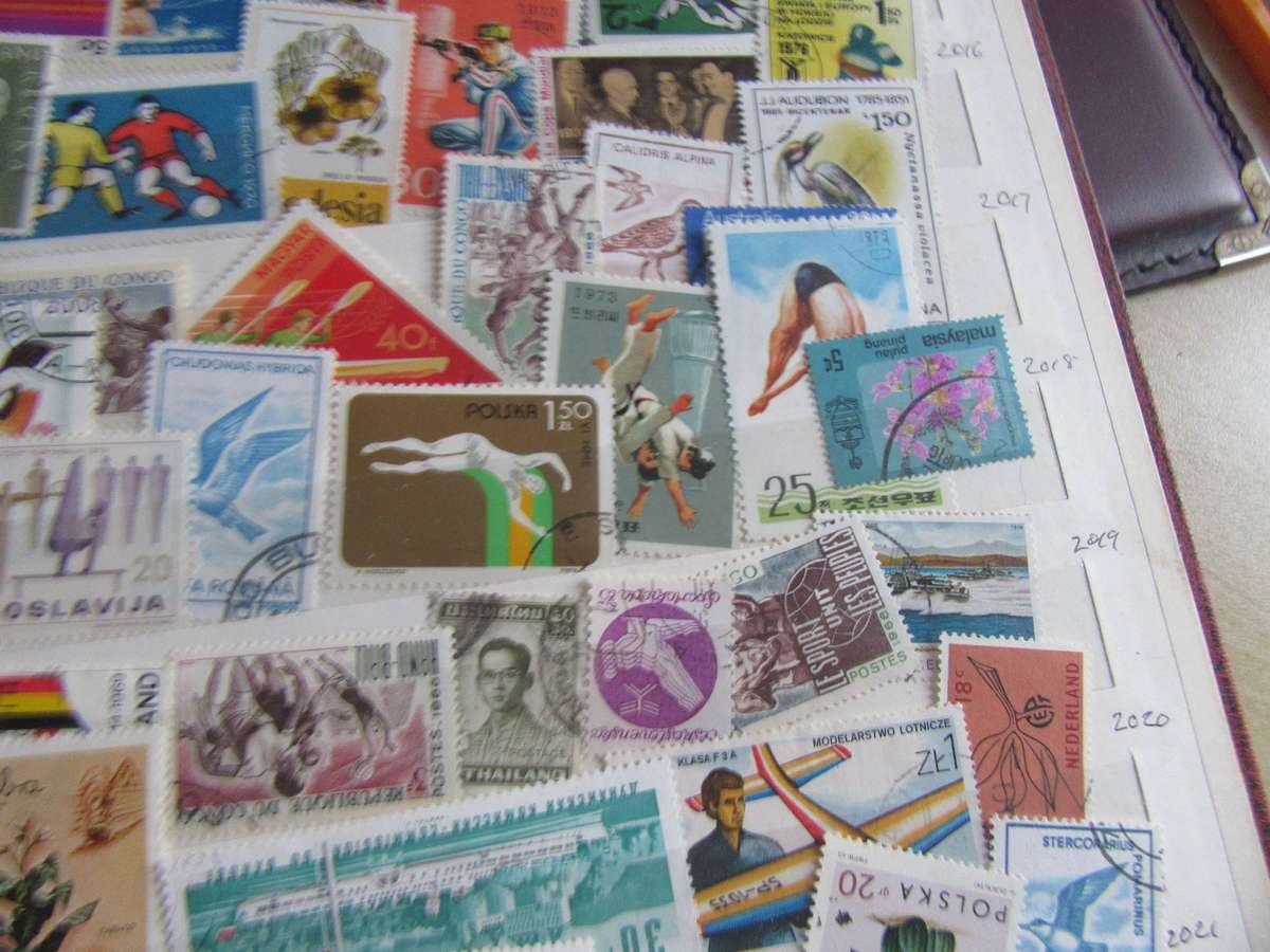 Old Stockbook - 14 pages filled with hundreds of international stamps - Bid per page