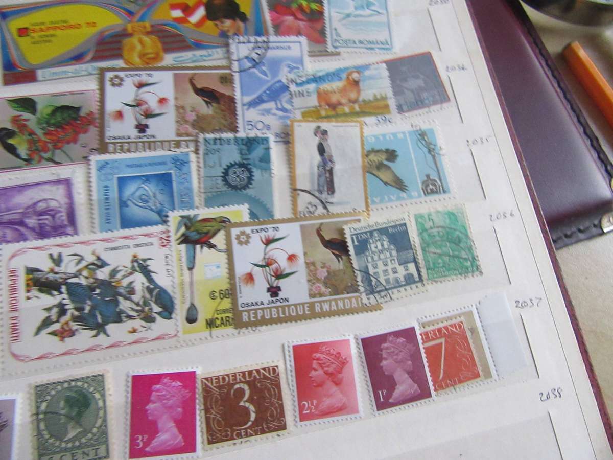 Old Stockbook - 14 pages filled with hundreds of international stamps - Bid per page