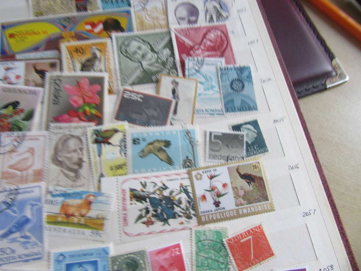 Old Stockbook - 14 pages filled with hundreds of international stamps - Bid per page
