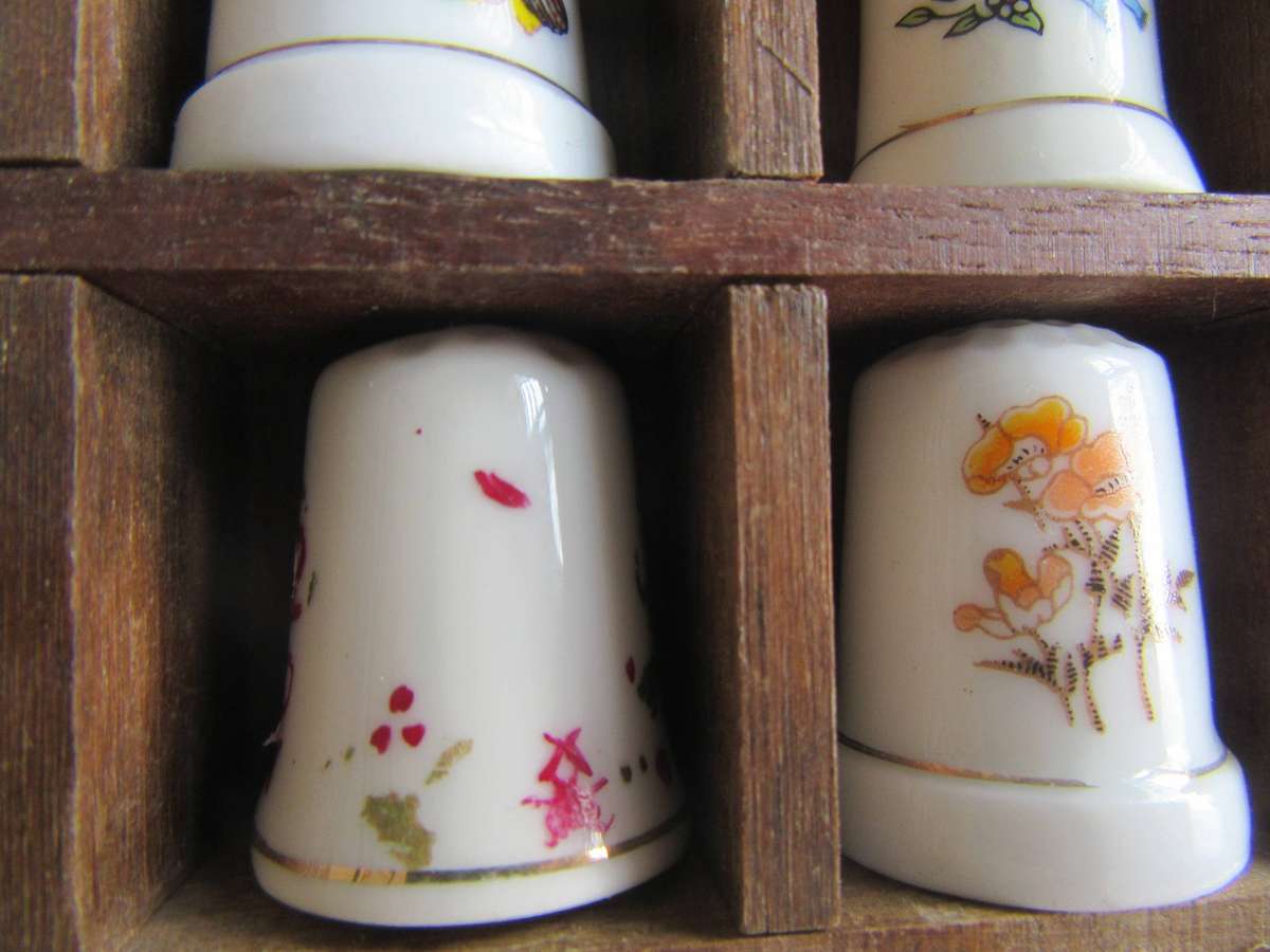 20 BEAUTIFUL PORCELAIN THIMBLESIN SHELF - AS PER SCAN - BID PER ITEM