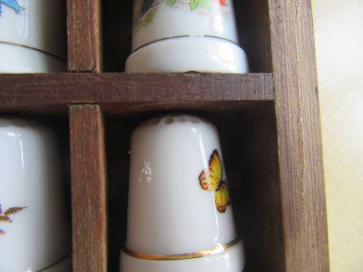 20 BEAUTIFUL PORCELAIN THIMBLESIN SHELF - AS PER SCAN - BID PER ITEM