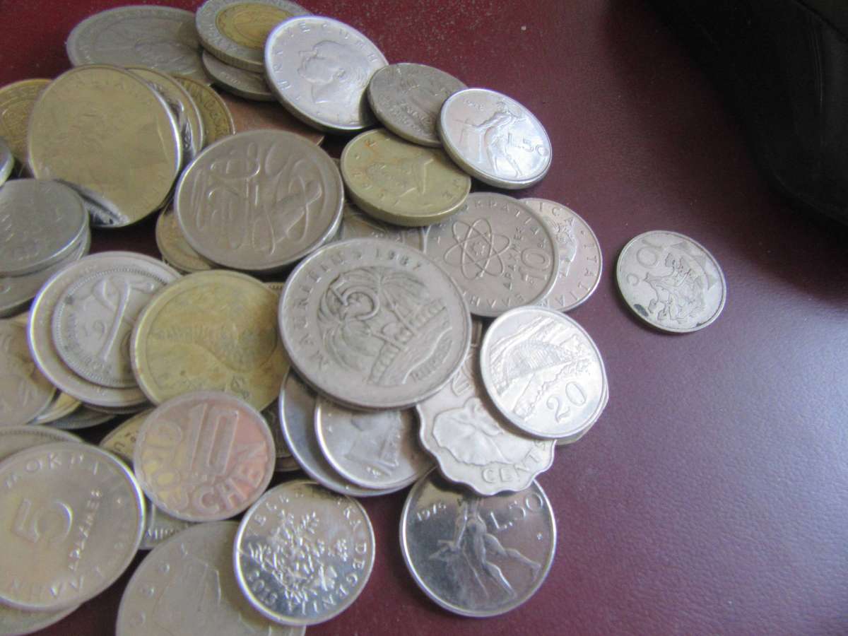 GOOD START FOR THE BEGINNER - 125 INTERNATIONAL COINS - AS PER SCAN - BID PER COIN - LOT15