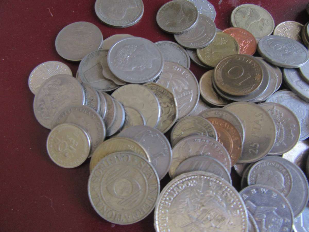 GOOD START FOR THE BEGINNER - 125 INTERNATIONAL COINS - AS PER SCAN - BID PER COIN - LOT15