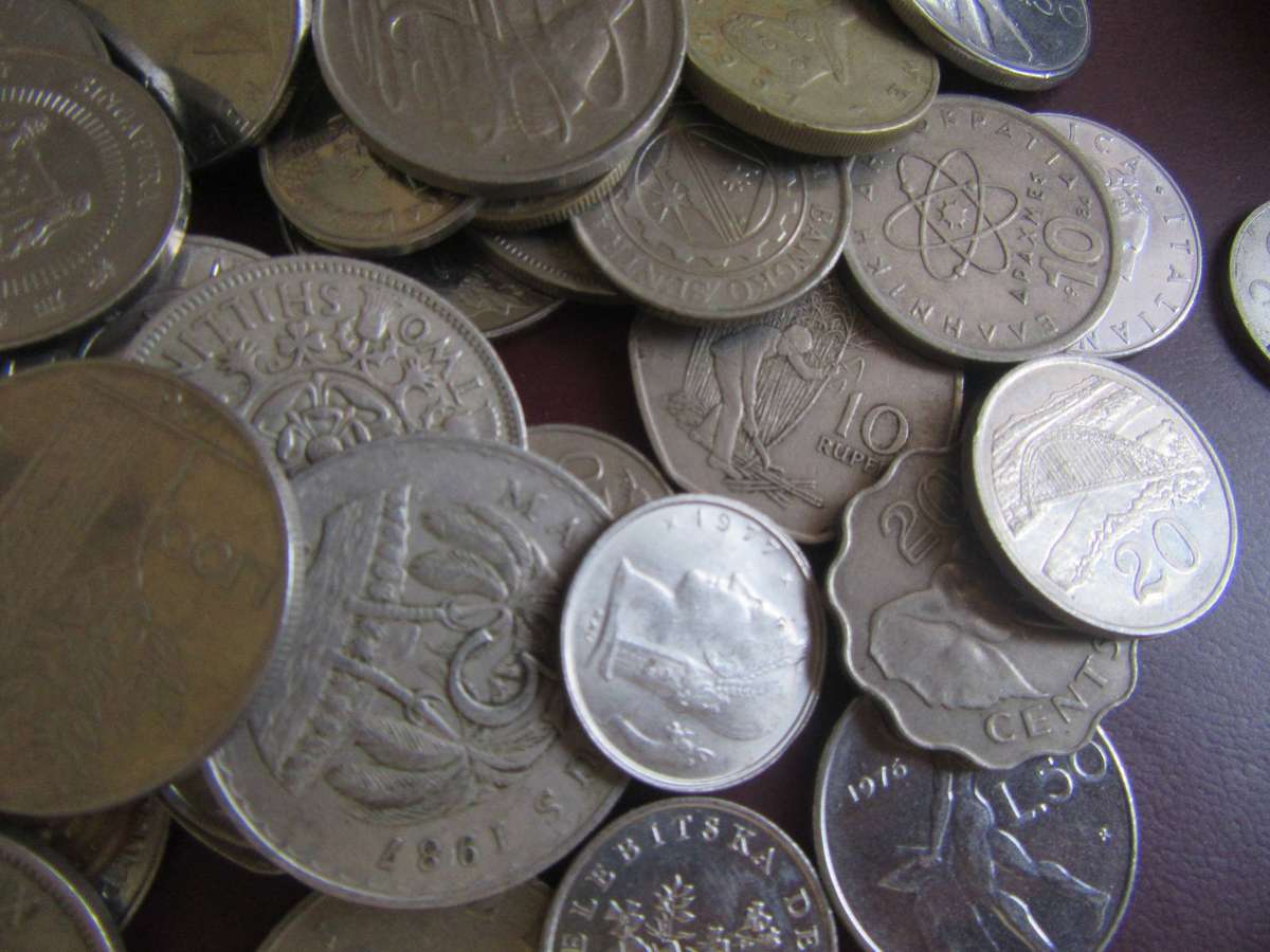 GOOD START FOR THE BEGINNER - 125 INTERNATIONAL COINS - AS PER SCAN - BID PER COIN - LOT15