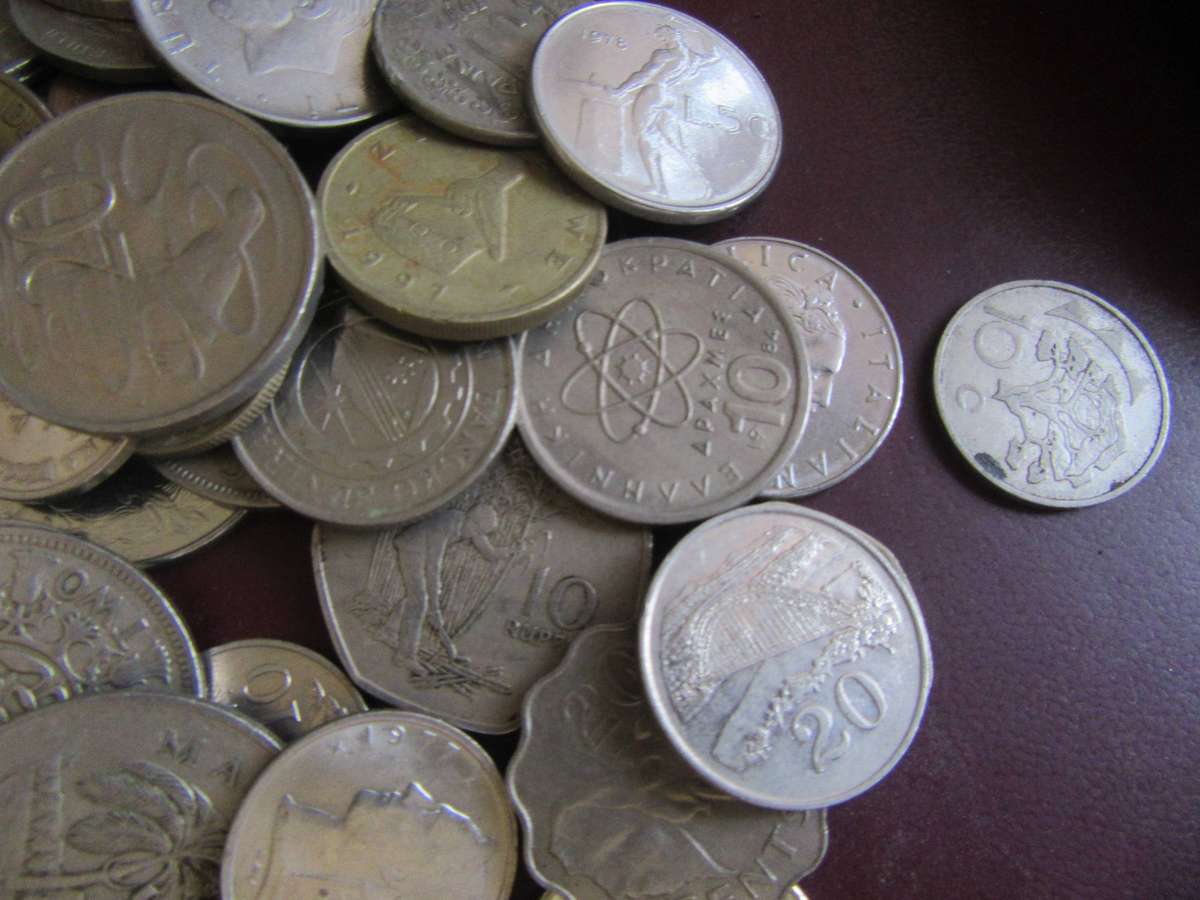 GOOD START FOR THE BEGINNER - 125 INTERNATIONAL COINS - AS PER SCAN - BID PER COIN - LOT15