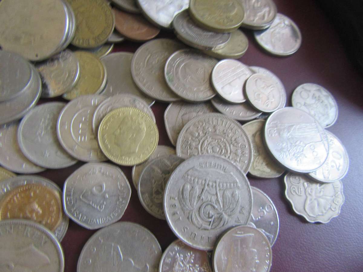 GOOD START FOR THE BEGINNER - 125 INTERNATIONAL COINS - AS PER SCAN - BID PER COIN - LOT15