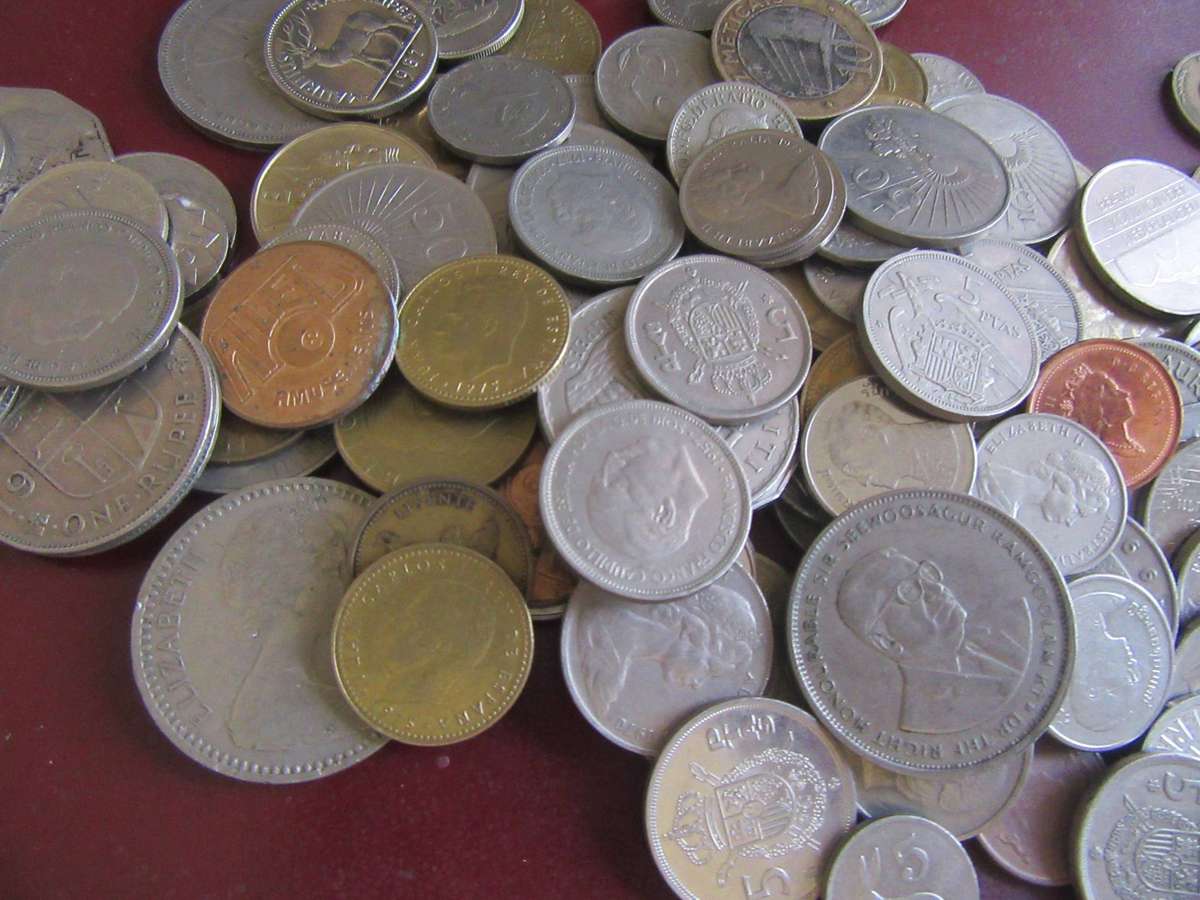 GOOD START FOR THE BEGINNER - 125 INTERNATIONAL COINS - AS PER SCAN - BID PER COIN - LOT 16