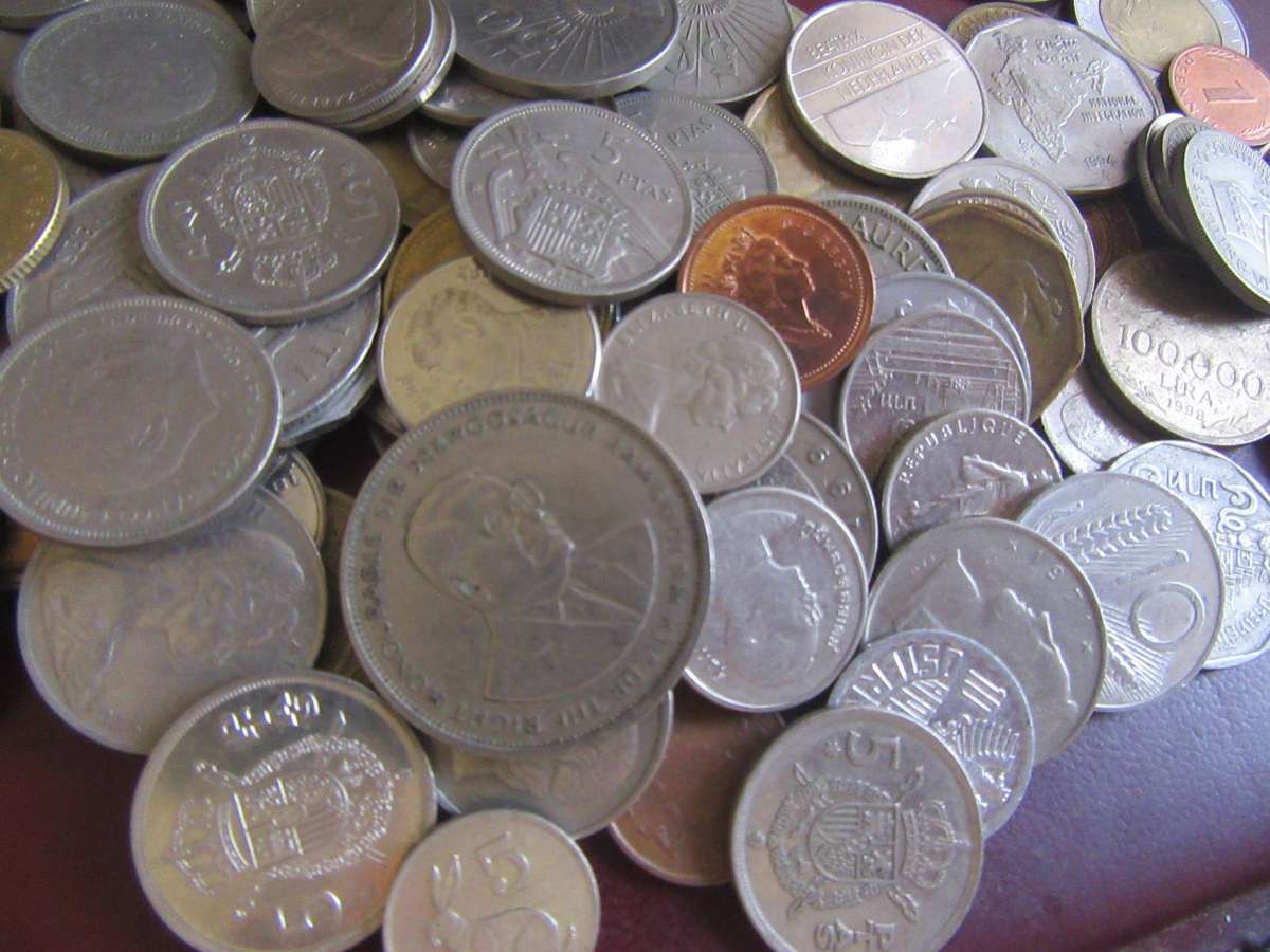 GOOD START FOR THE BEGINNER - 125 INTERNATIONAL COINS - AS PER SCAN - BID PER COIN - LOT 16