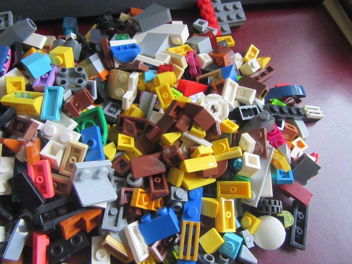 300g OF MINI LEGOS - AS PER SCAN - BID PER 2 GRAMS - LE10