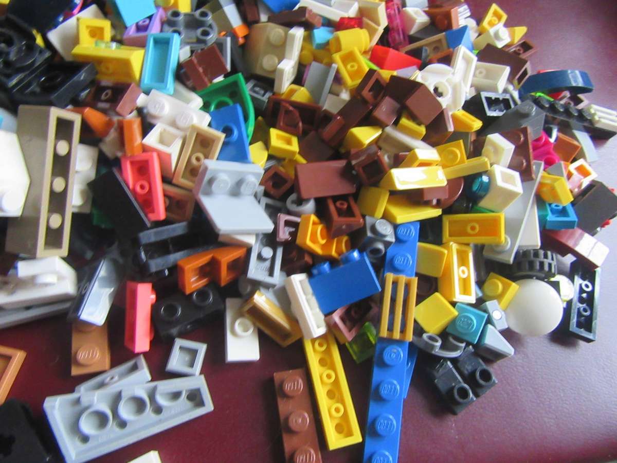 300g OF MINI LEGOS - AS PER SCAN - BID PER 2 GRAMS - LE10