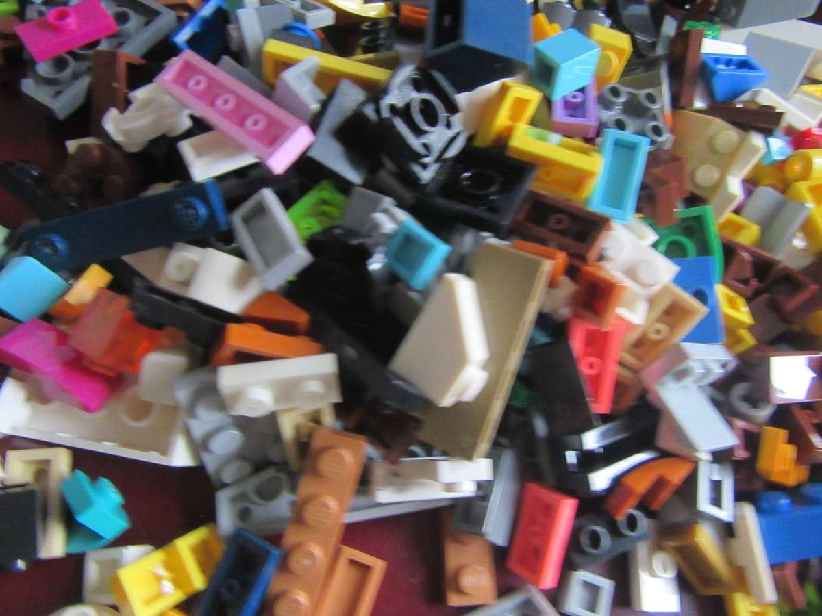 300g OF MINI LEGOS - AS PER SCAN - BID PER 2 GRAMS - LE10