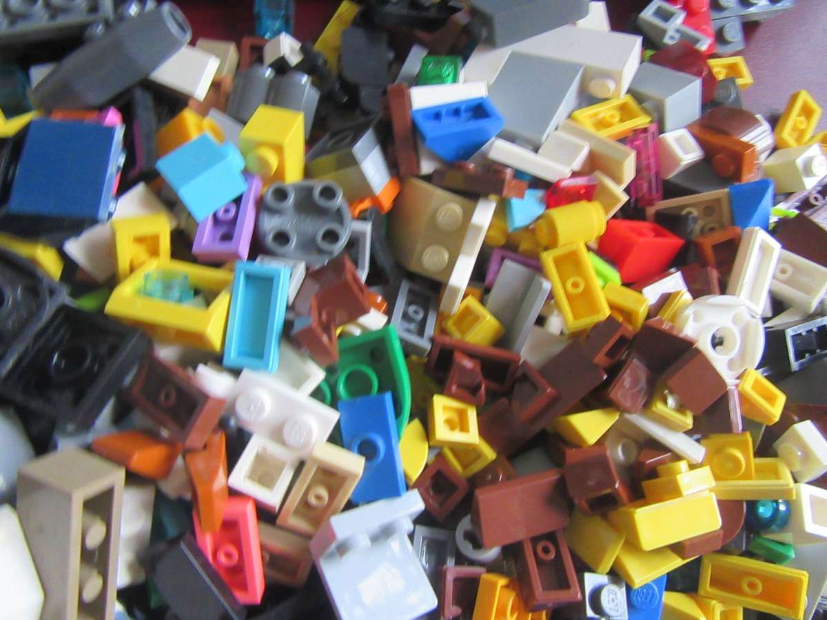 300g OF MINI LEGOS - AS PER SCAN - BID PER 2 GRAMS - LE10