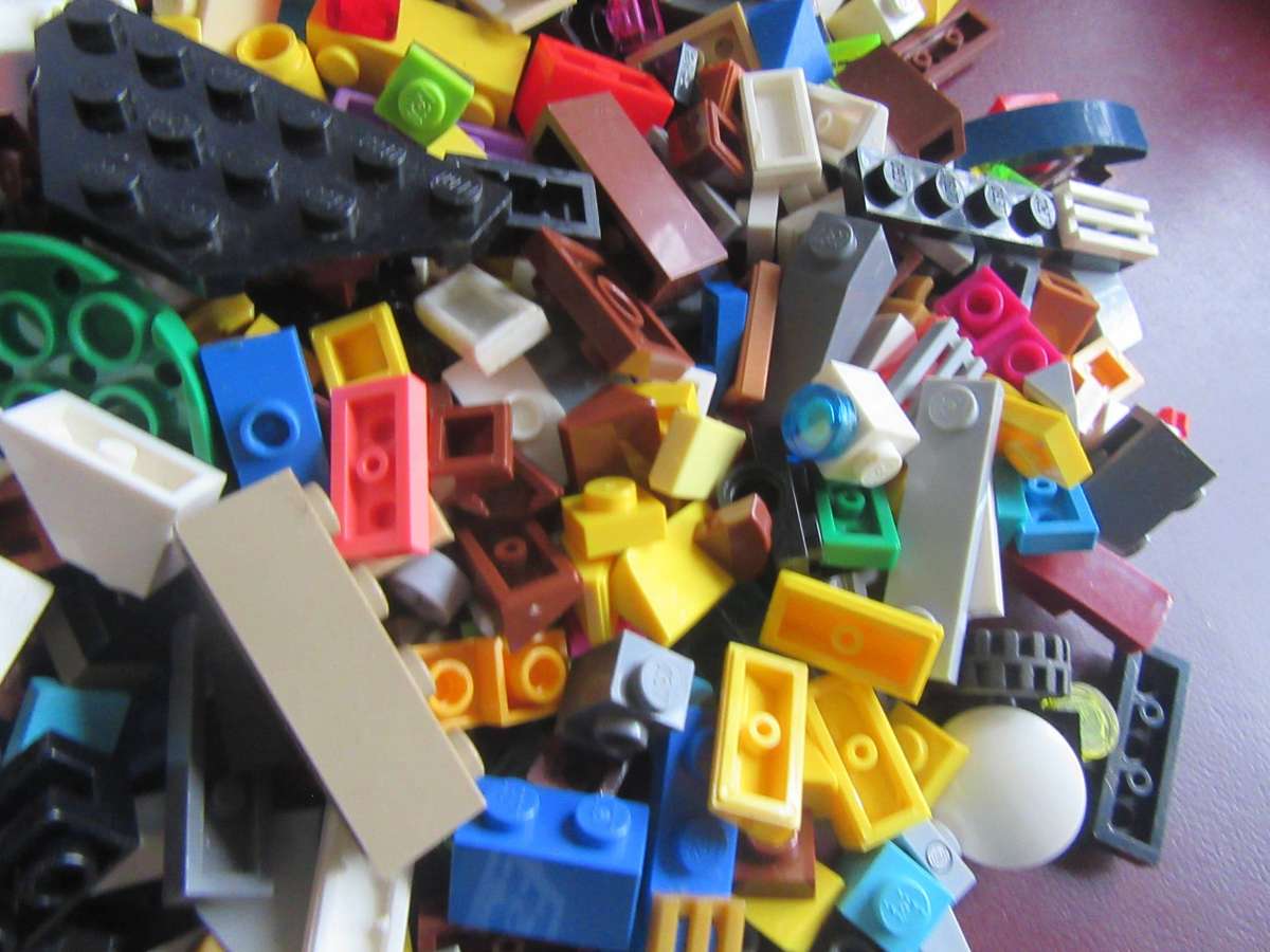 300g OF MINI LEGOS - AS PER SCAN - BID PER 2 GRAMS - LE10