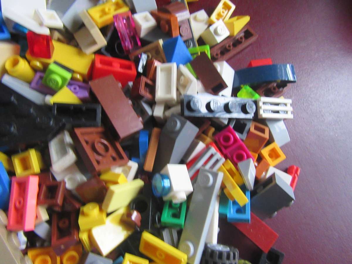 300g OF MINI LEGOS - AS PER SCAN - BID PER 2 GRAMS - LE10