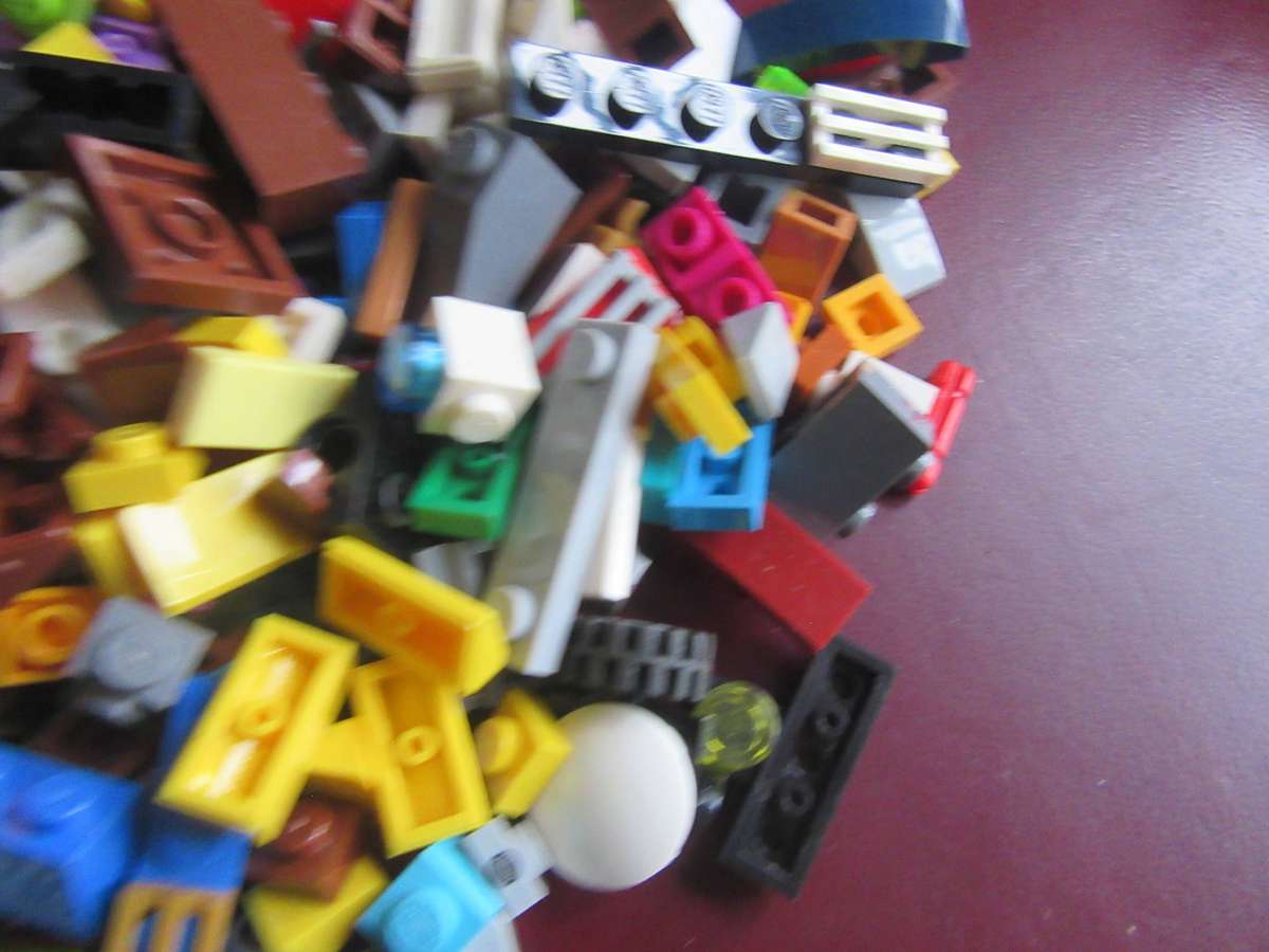 300g OF MINI LEGOS - AS PER SCAN - BID PER 2 GRAMS - LE10
