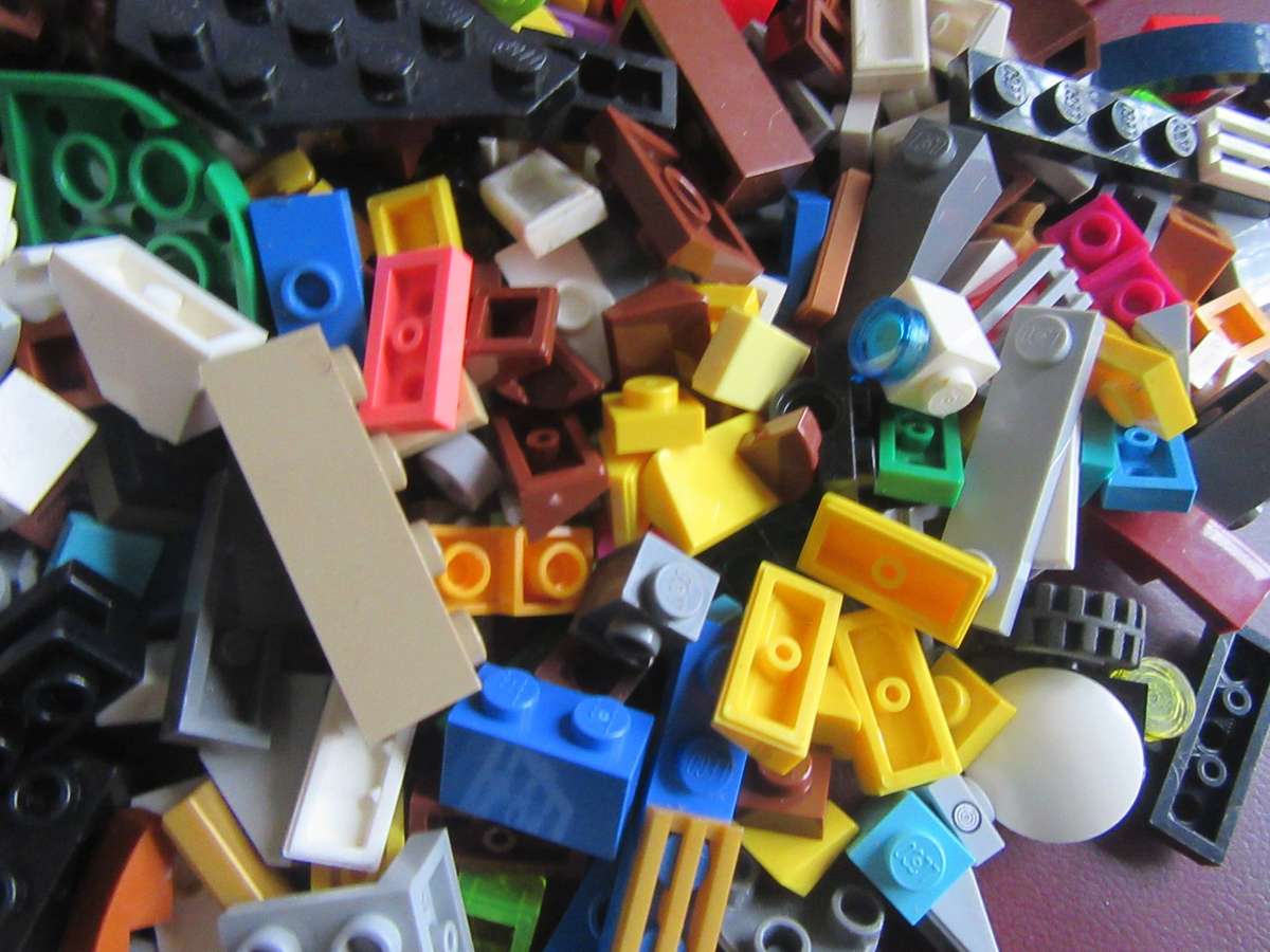 300g OF MINI LEGOS - AS PER SCAN - BID PER 2 GRAMS - LE10