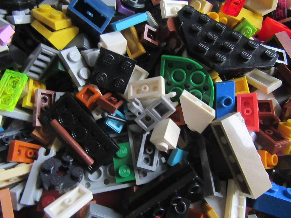 300g OF MINI LEGOS - AS PER SCAN - BID PER 2 GRAMS - LE10