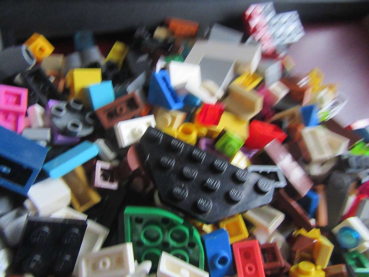 300g OF MINI LEGOS - AS PER SCAN - BID PER 2 GRAMS - LE10