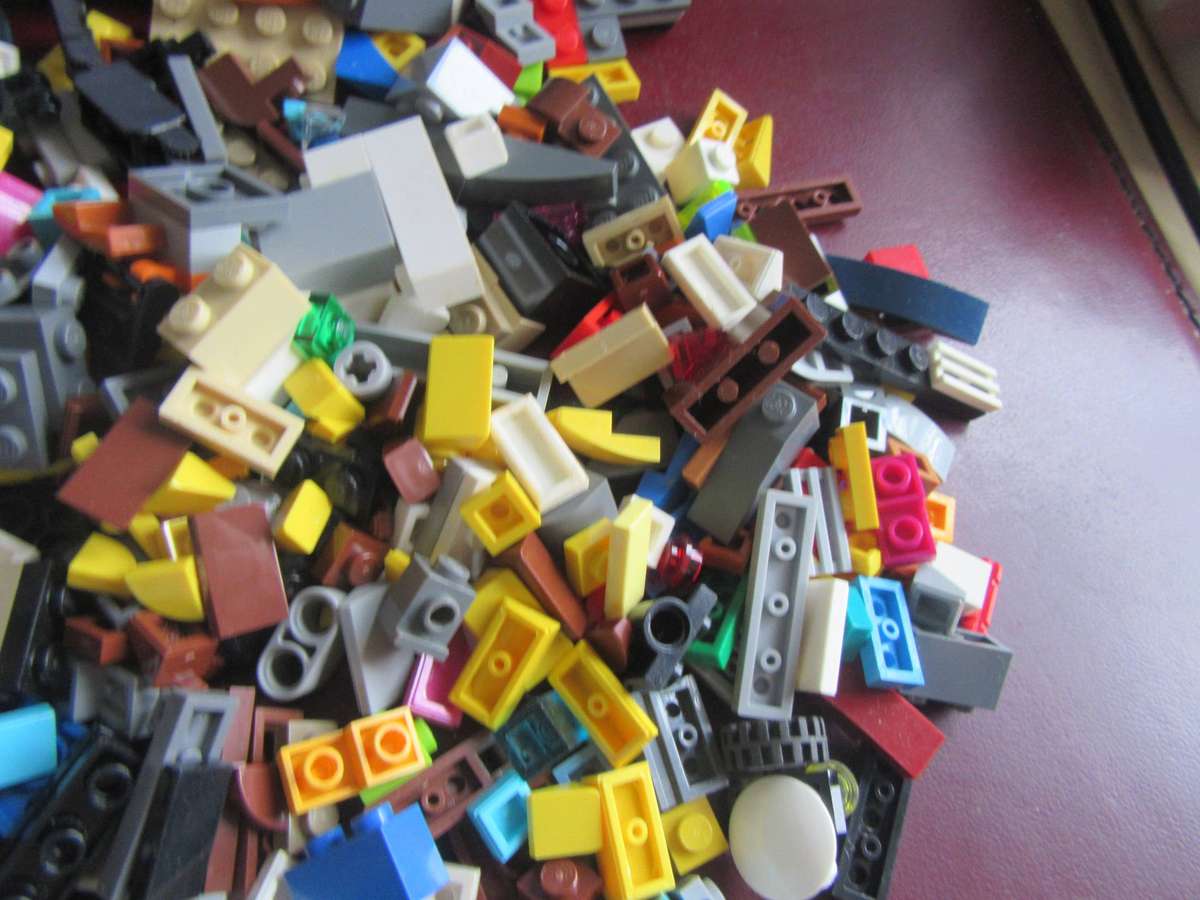 300g OF MINI LEGOS - AS PER SCAN - BID PER 2 GRAMS - LE10