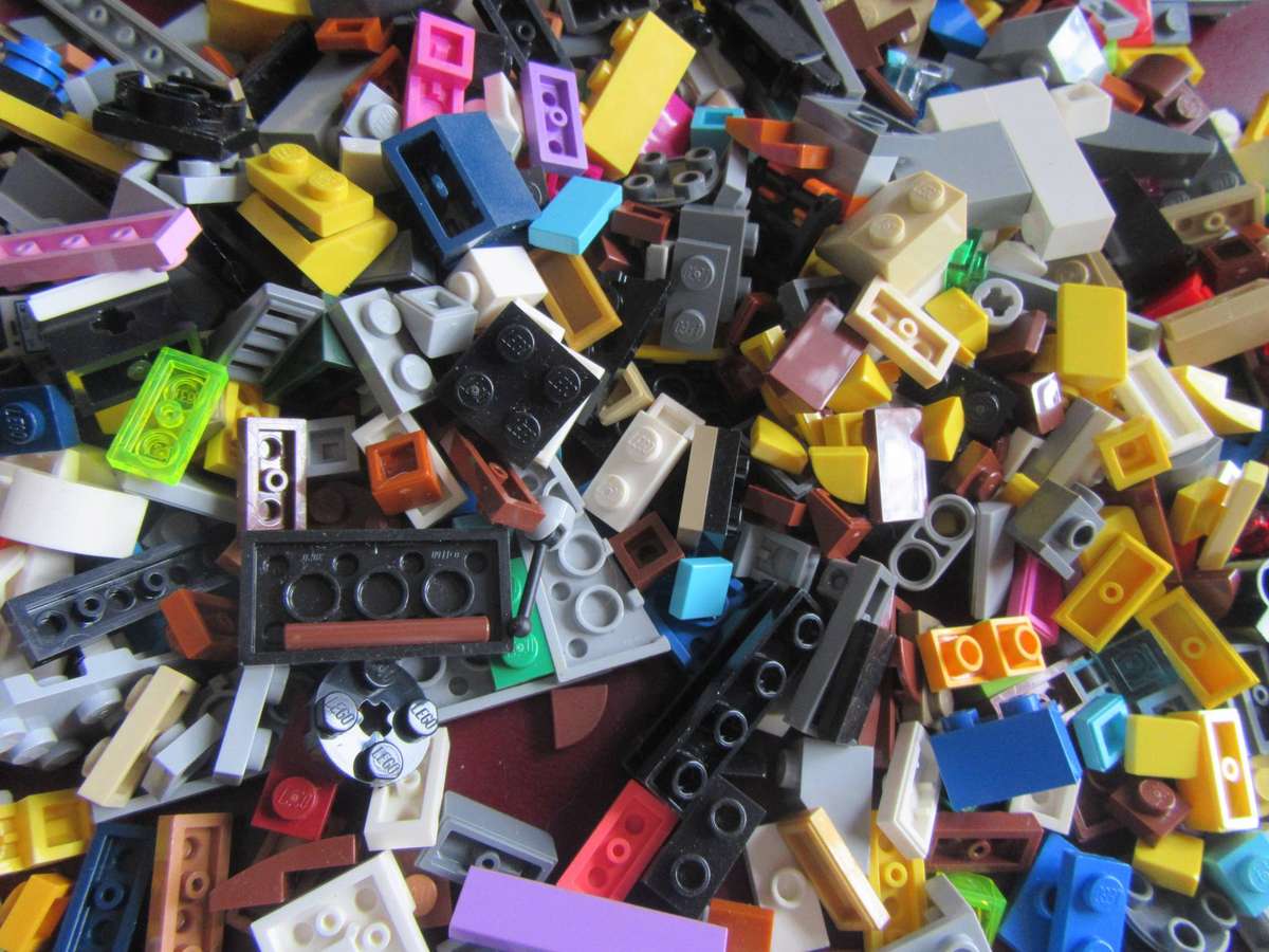 300g OF MINI LEGOS - AS PER SCAN - BID PER 2 GRAMS - LE10