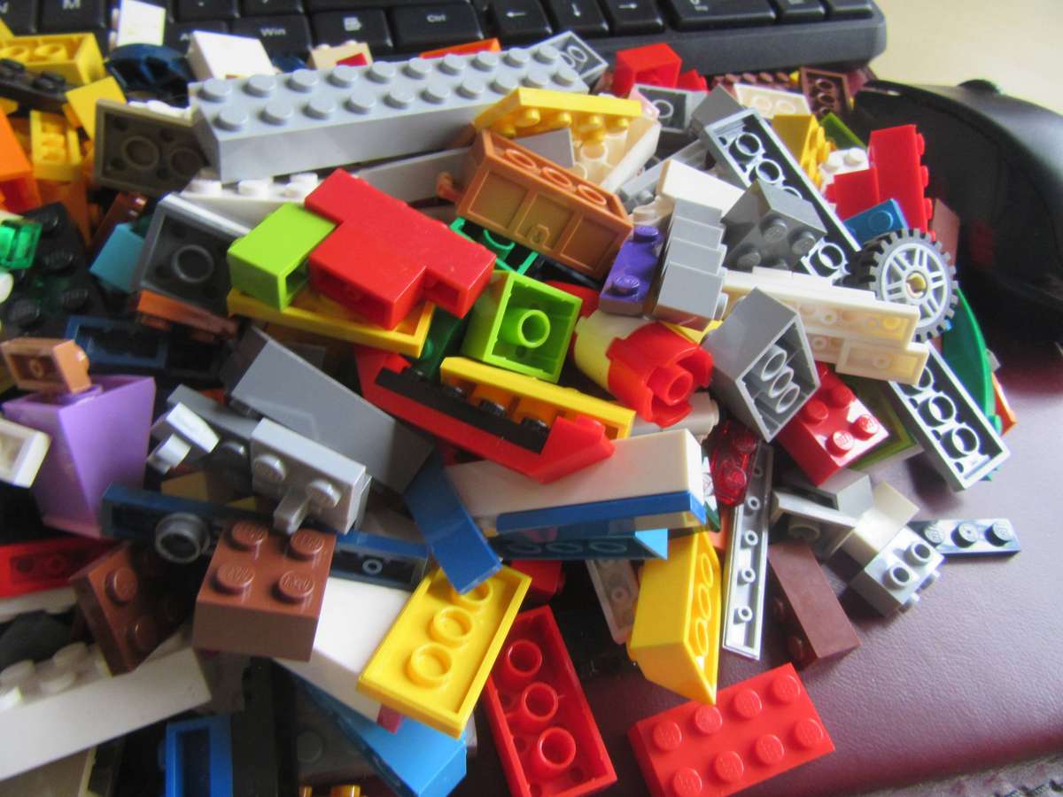 700 g OF MIXED LEGO ITEMS - AS PER SCAN - BID PER TWO GRAMS - LE11