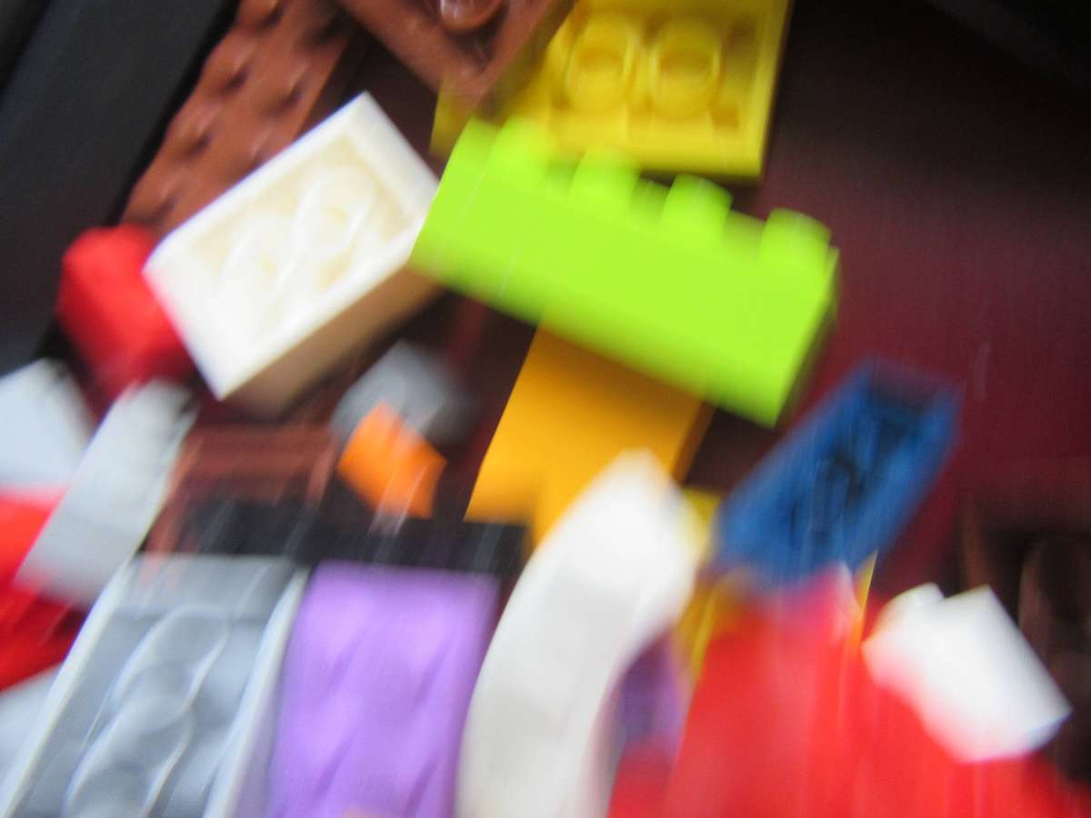 700 g OF MIXED LEGO ITEMS - AS PER SCAN - BID PER TWO GRAMS - LE11