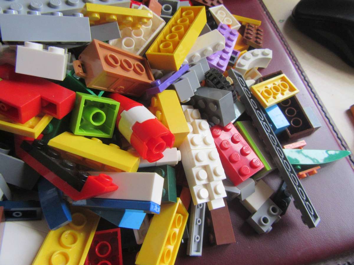 700 g OF MIXED LEGO ITEMS - AS PER SCAN - BID PER TWO GRAMS - LE11