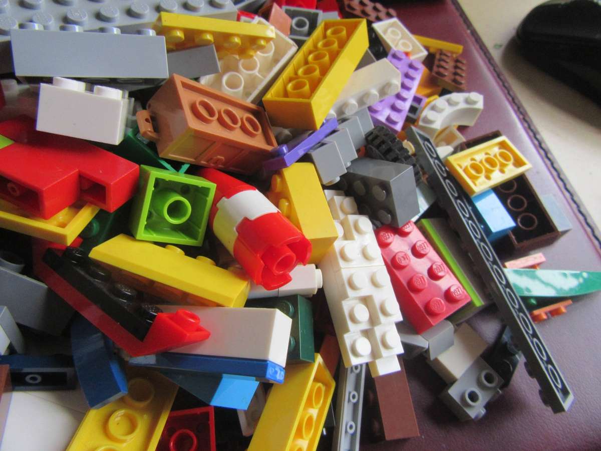 700 g OF MIXED LEGO ITEMS - AS PER SCAN - BID PER TWO GRAMS - LE11