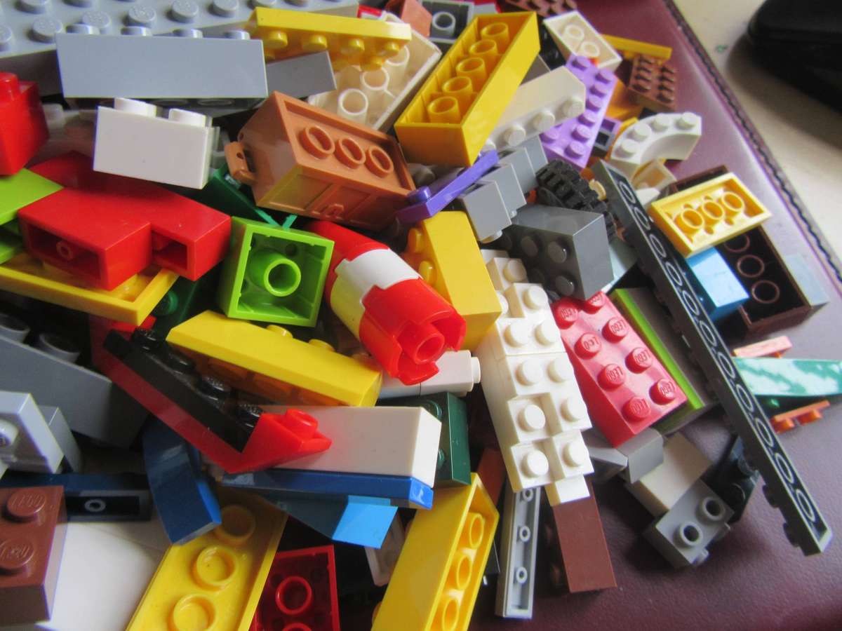 700 g OF MIXED LEGO ITEMS - AS PER SCAN - BID PER TWO GRAMS - LE11