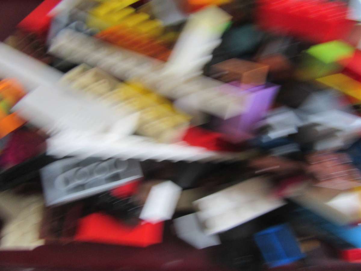 700 g OF MIXED LEGO ITEMS - AS PER SCAN - BID PER TWO GRAMS - LE11