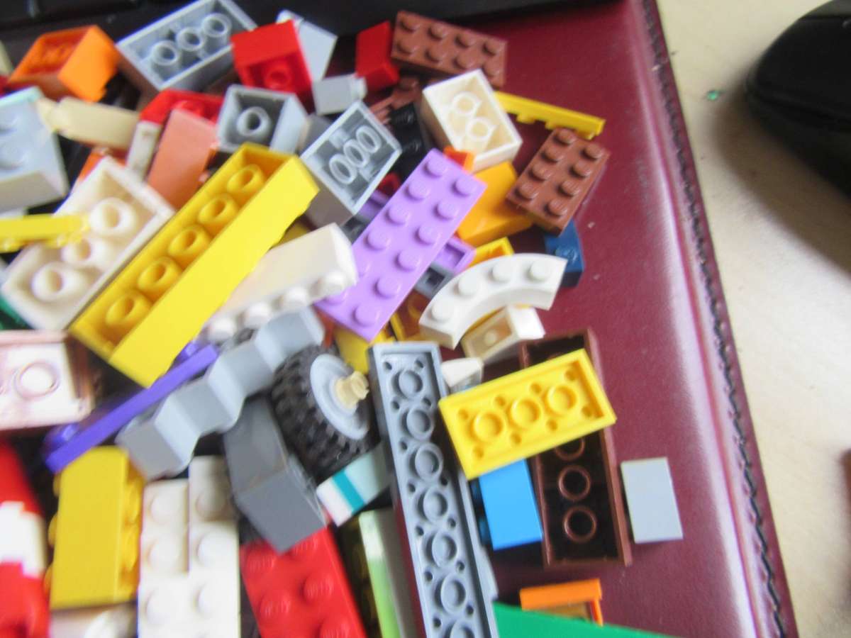 700 g OF MIXED LEGO ITEMS - AS PER SCAN - BID PER TWO GRAMS - LE11