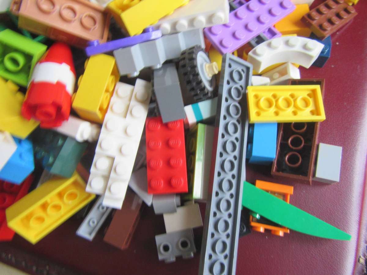 700 g OF MIXED LEGO ITEMS - AS PER SCAN - BID PER TWO GRAMS - LE11