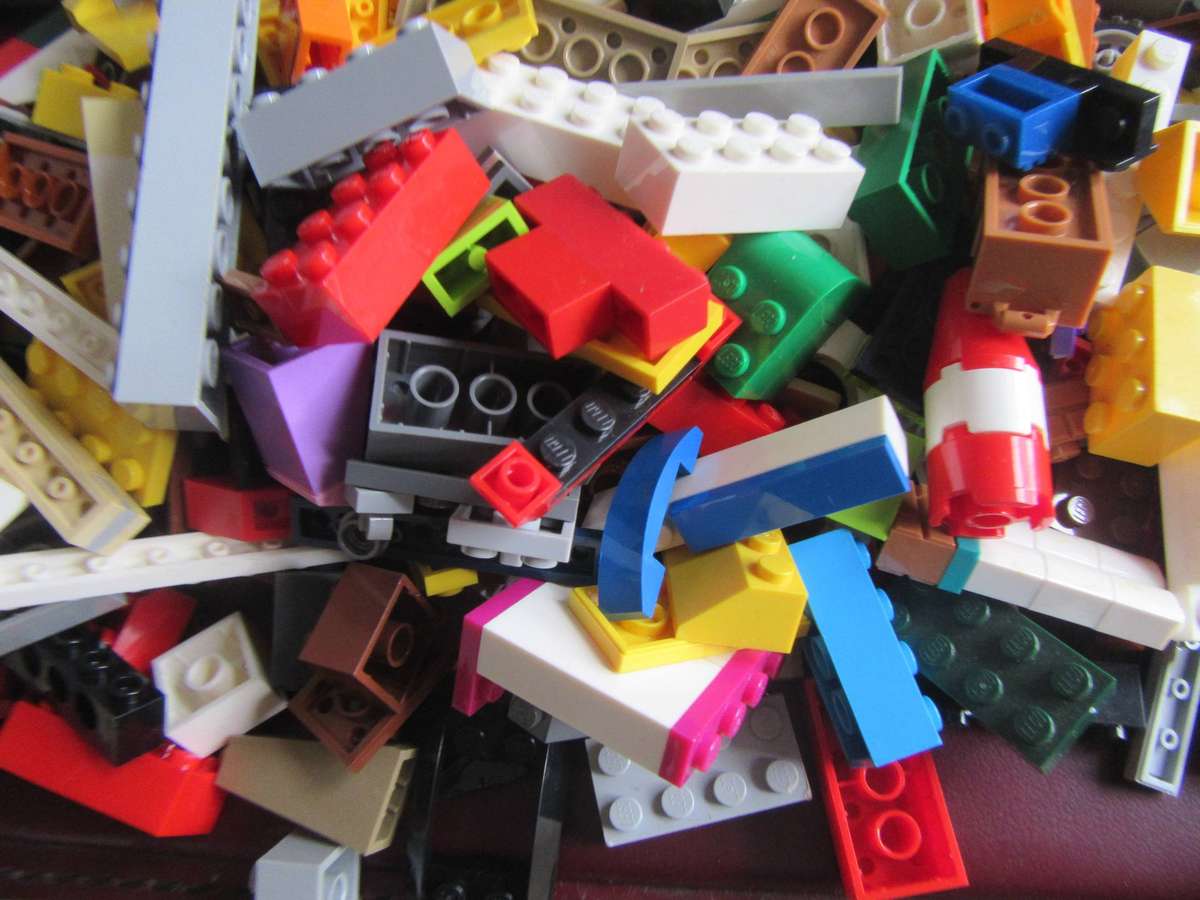 700 g OF MIXED LEGO ITEMS - AS PER SCAN - BID PER TWO GRAMS - LE11