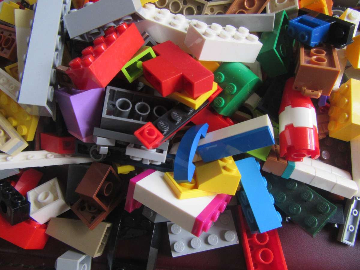 700 g OF MIXED LEGO ITEMS - AS PER SCAN - BID PER TWO GRAMS - LE11