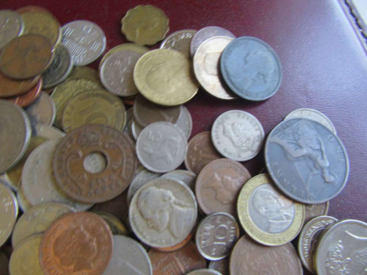 GOOD START FOR THE BEGINNER -200 INTERNATIONAL COINS- AS PER SCAN- BID PER COIN -LOT13