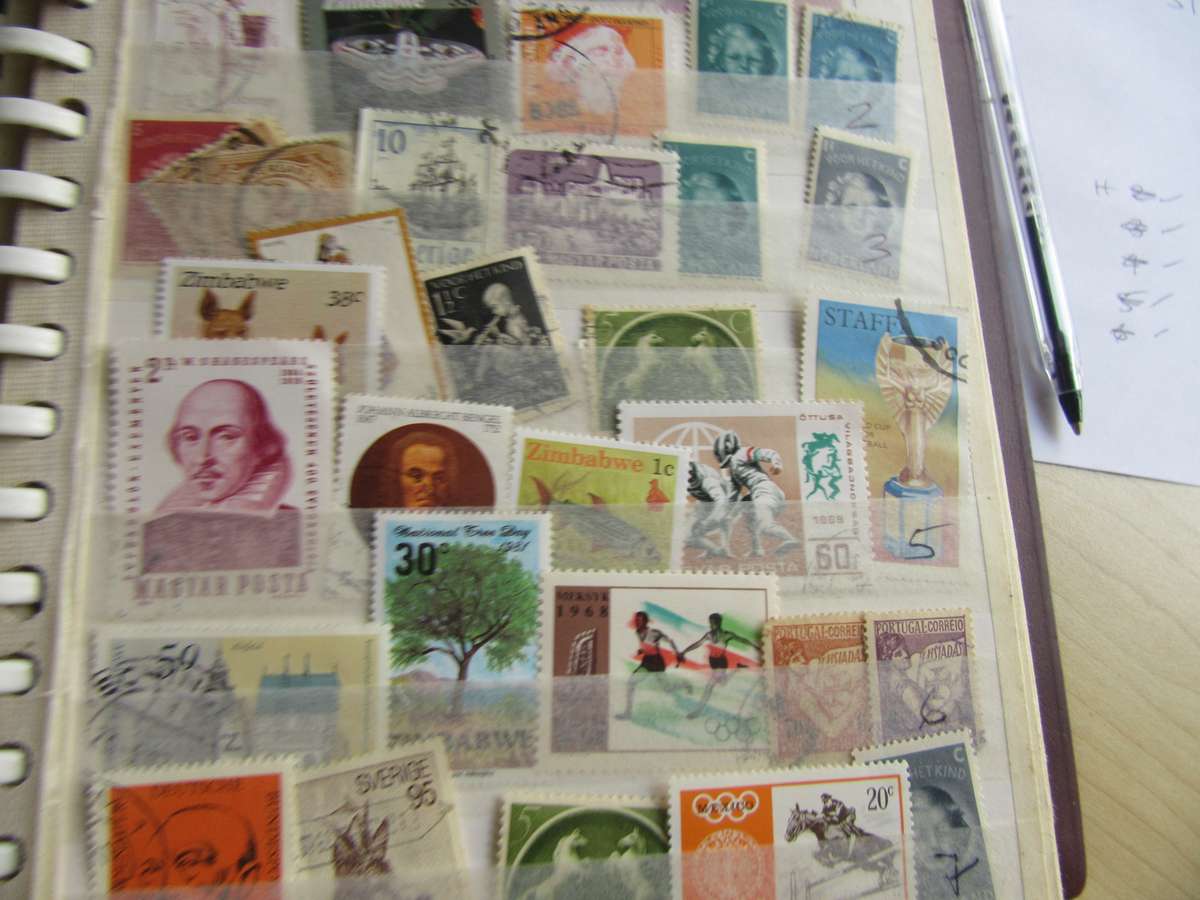 SMALL HUBAG STAMP ALBUM - 10 PAGES FILLED WITH INTERNATIONAL STAMPS - AS PER SCAN - BID PER PAGE