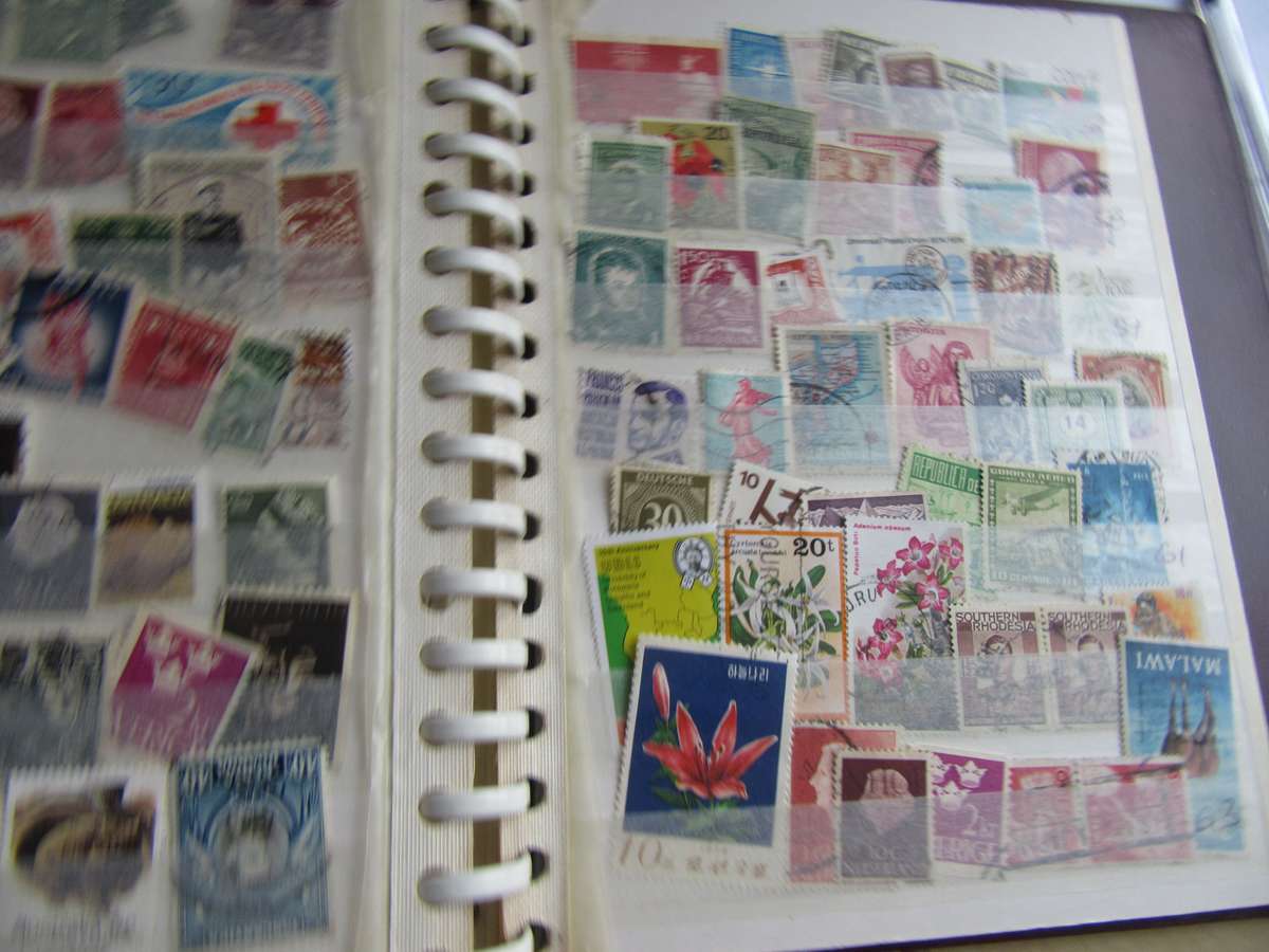SMALL HUBAG STAMP ALBUM - 10 PAGES FILLED WITH INTERNATIONAL STAMPS - AS PER SCAN - BID PER PAGE