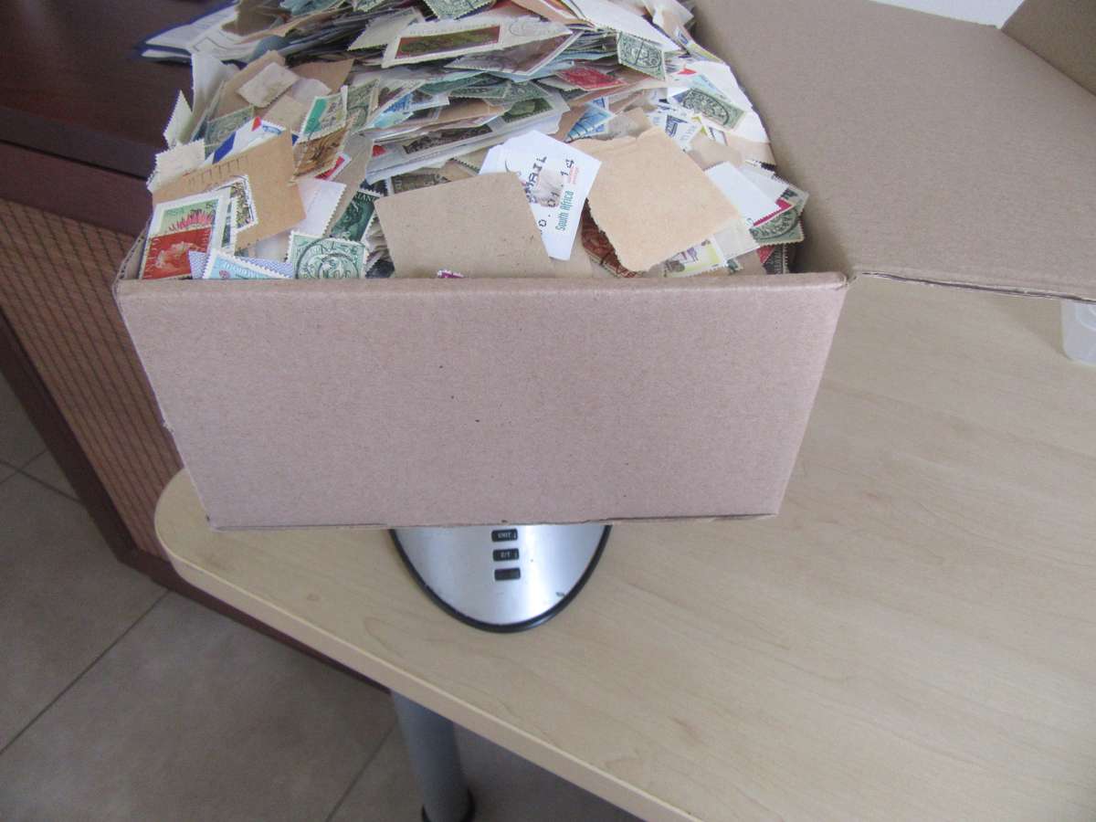 FOR THE BEGINNER AND PATIENT SEARCHER -2400 g OF LOCAL AND INTERNATIONAL STAMPS -BID PER 100 g