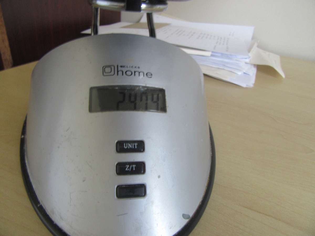 FOR THE BEGINNER AND PATIENT SEARCHER -2400 g OF LOCAL AND INTERNATIONAL STAMPS -BID PER 100 g