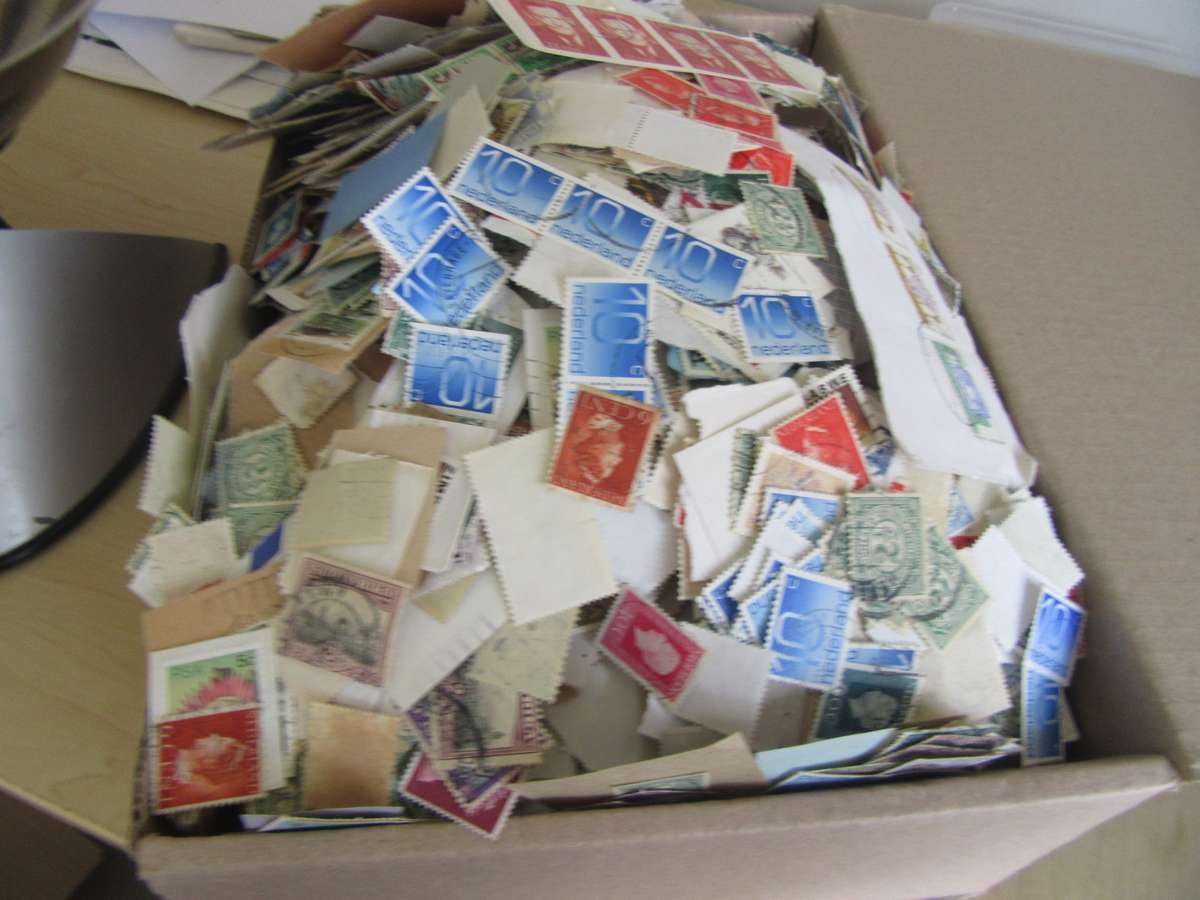 FOR THE BEGINNER AND PATIENT SEARCHER -2400 g OF LOCAL AND INTERNATIONAL STAMPS -BID PER 100 g