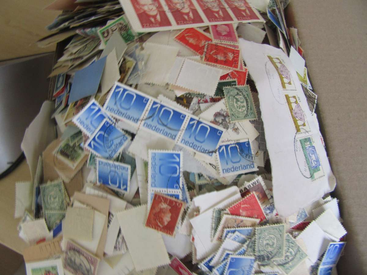 FOR THE BEGINNER AND PATIENT SEARCHER -2400 g OF LOCAL AND INTERNATIONAL STAMPS -BID PER 100 g