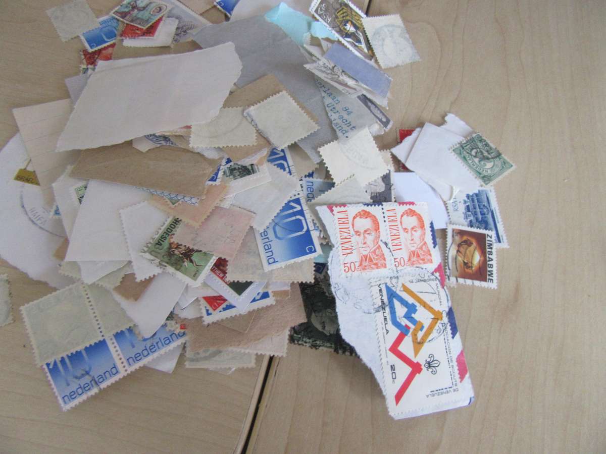 FOR THE BEGINNER AND PATIENT SEARCHER -2400 g OF LOCAL AND INTERNATIONAL STAMPS -BID PER 100 g