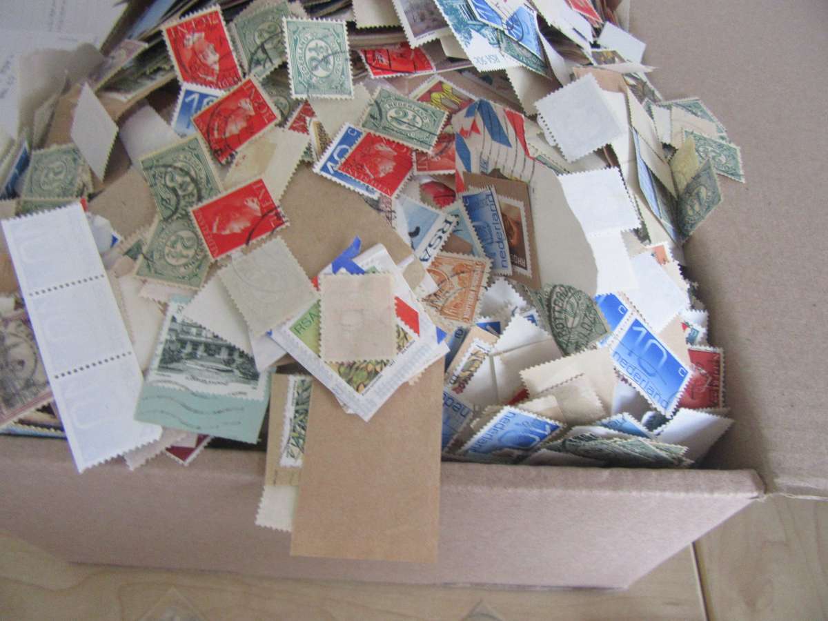 FOR THE BEGINNER AND PATIENT SEARCHER -2400 g OF LOCAL AND INTERNATIONAL STAMPS -BID PER 100 g